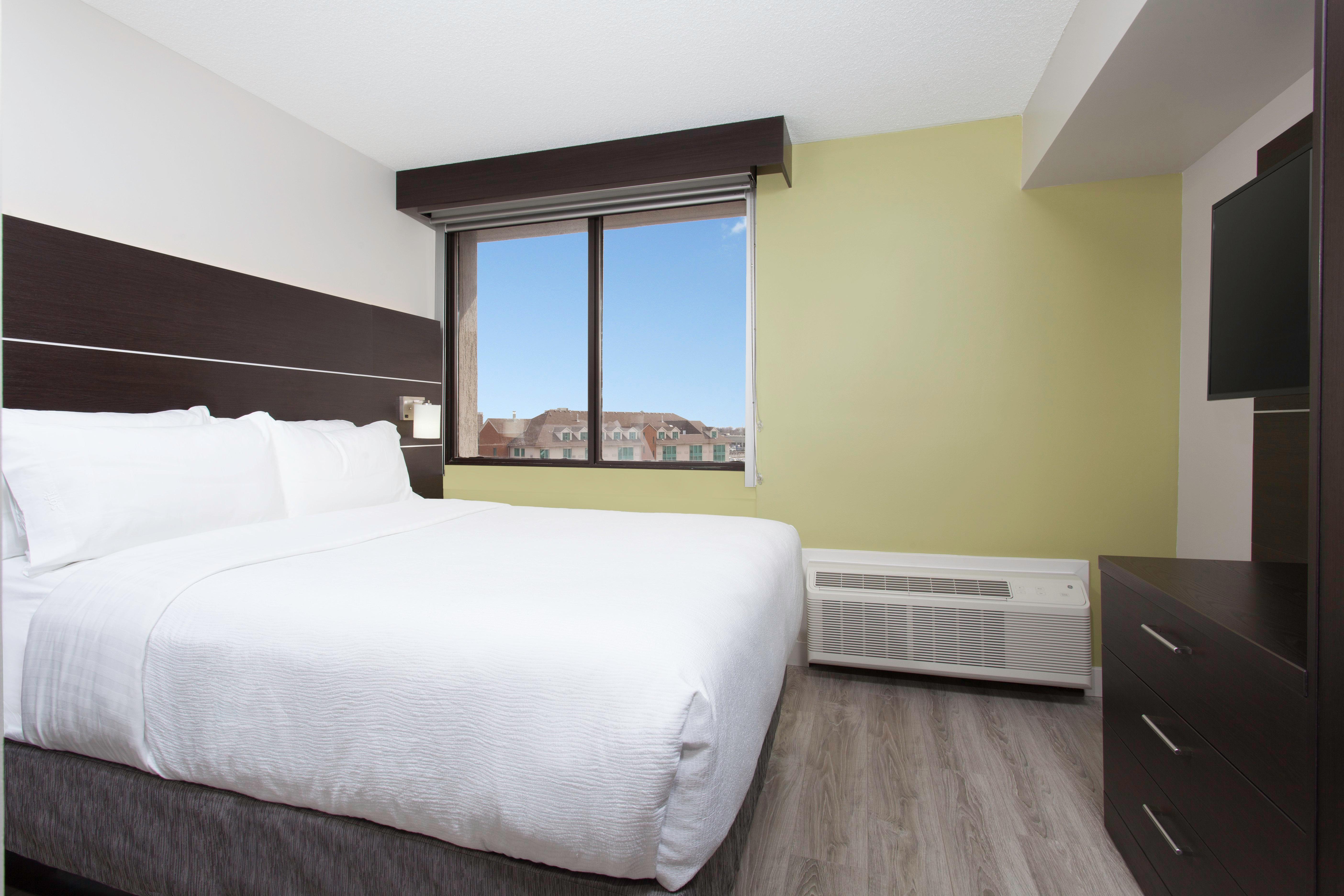 Holiday Inn Express & Suites Mississauga-Toronto Southwest By Ihg Exterior photo
