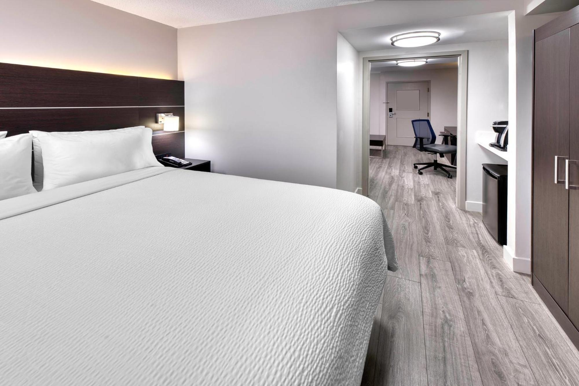 Holiday Inn Express & Suites Mississauga-Toronto Southwest By Ihg Exterior photo