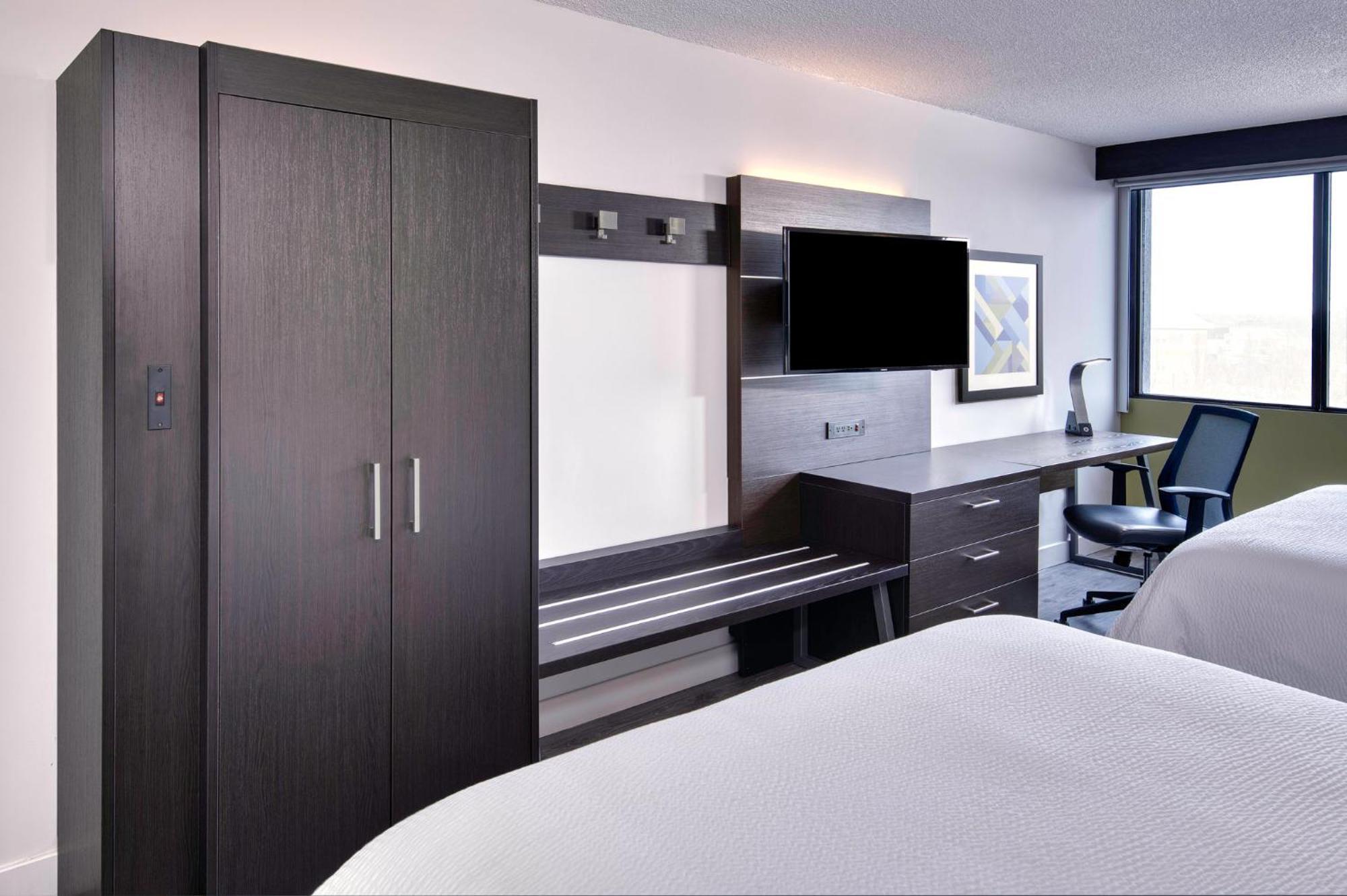 Holiday Inn Express & Suites Mississauga-Toronto Southwest By Ihg Exterior photo