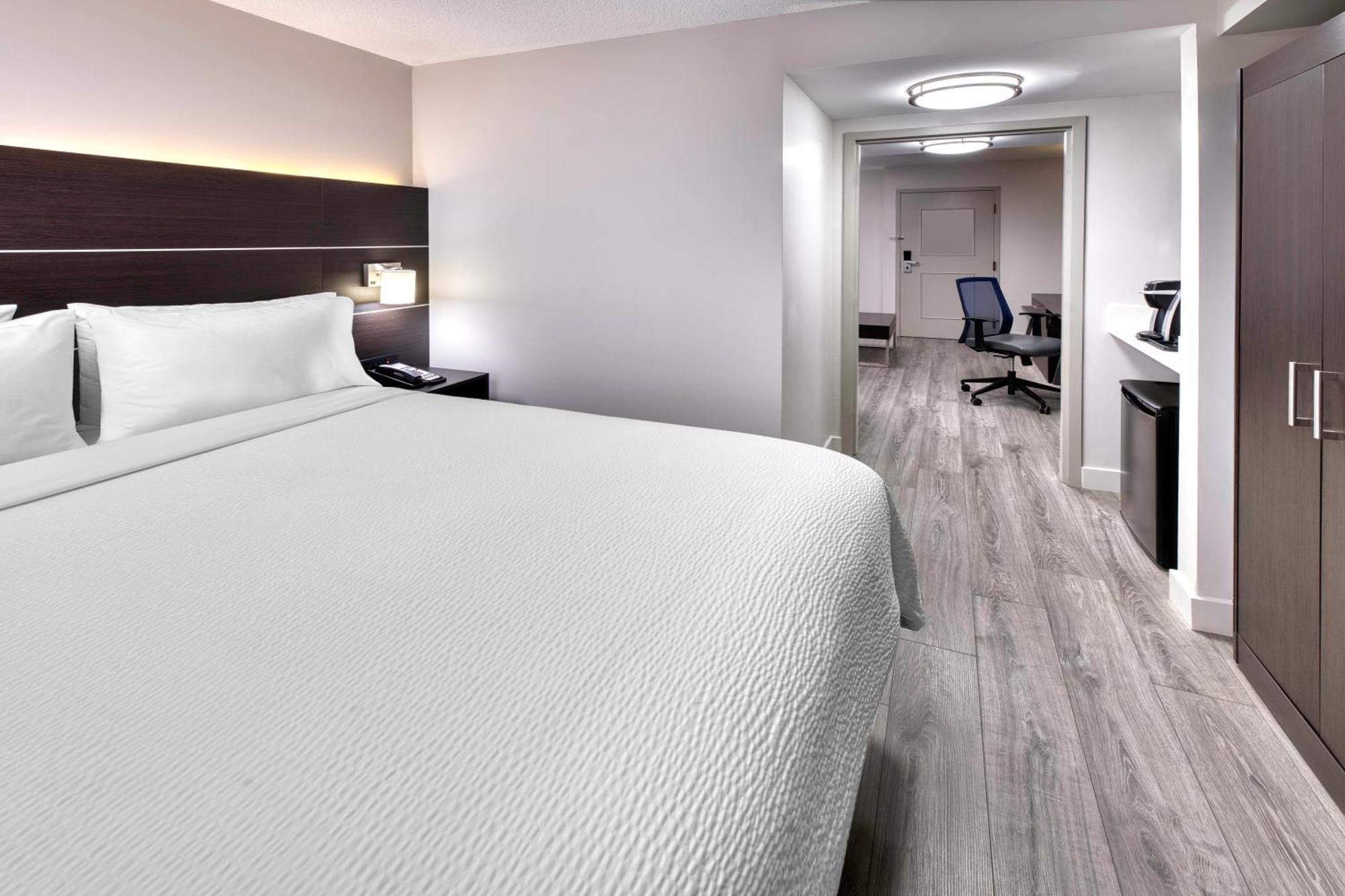 Holiday Inn Express & Suites Mississauga-Toronto Southwest By Ihg Exterior photo