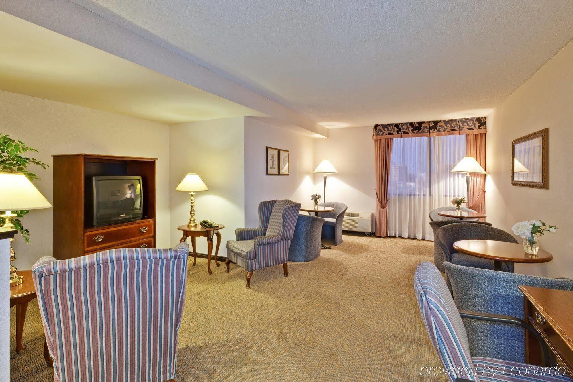 Holiday Inn Express & Suites Mississauga-Toronto Southwest By Ihg Exterior photo